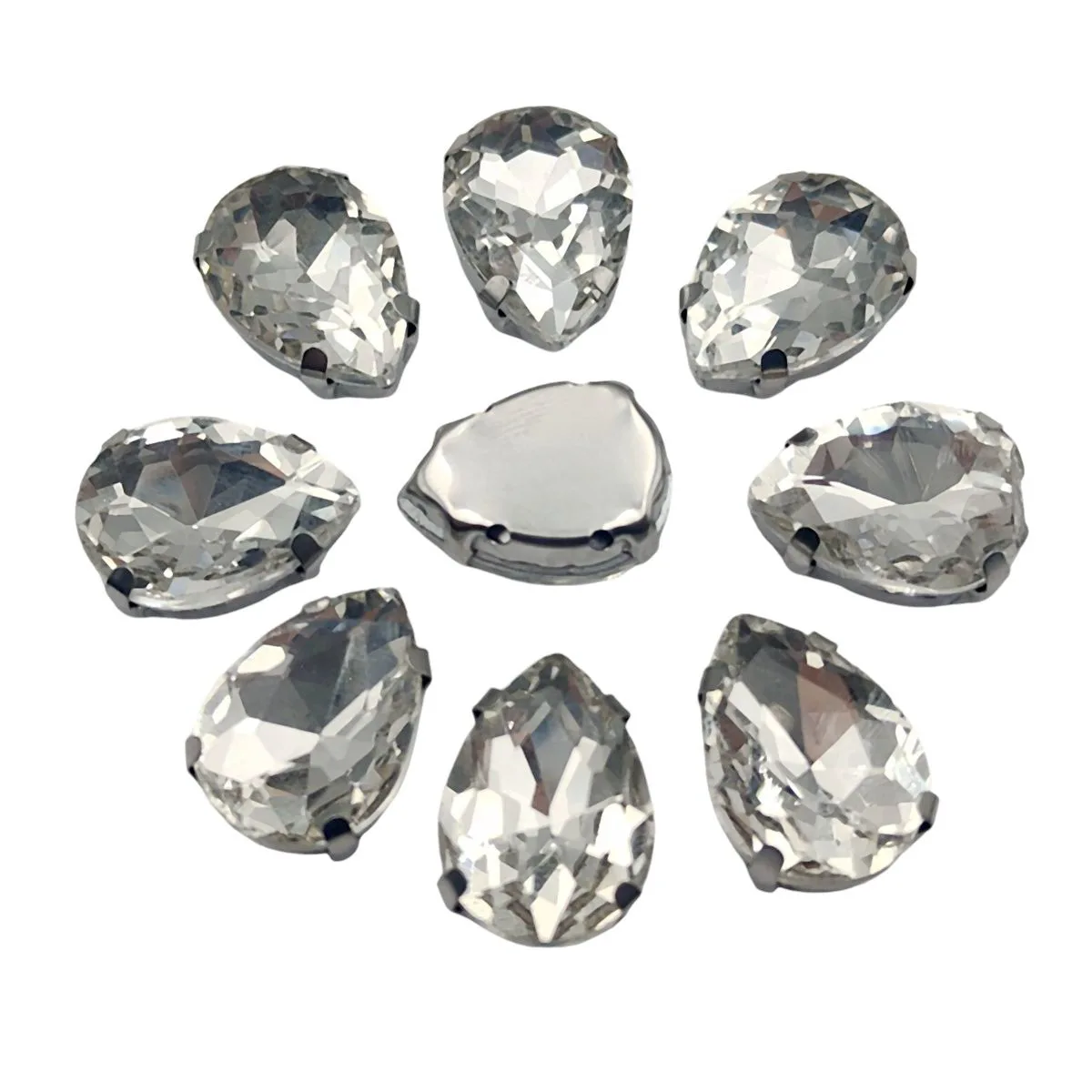 Tropfenförmige Glasrhinestones mit Krallenbefestigung, Strass-Diamanten mit silberner Metallbasis, Dekorationskristalle für Handarbeiten. – Detail 3