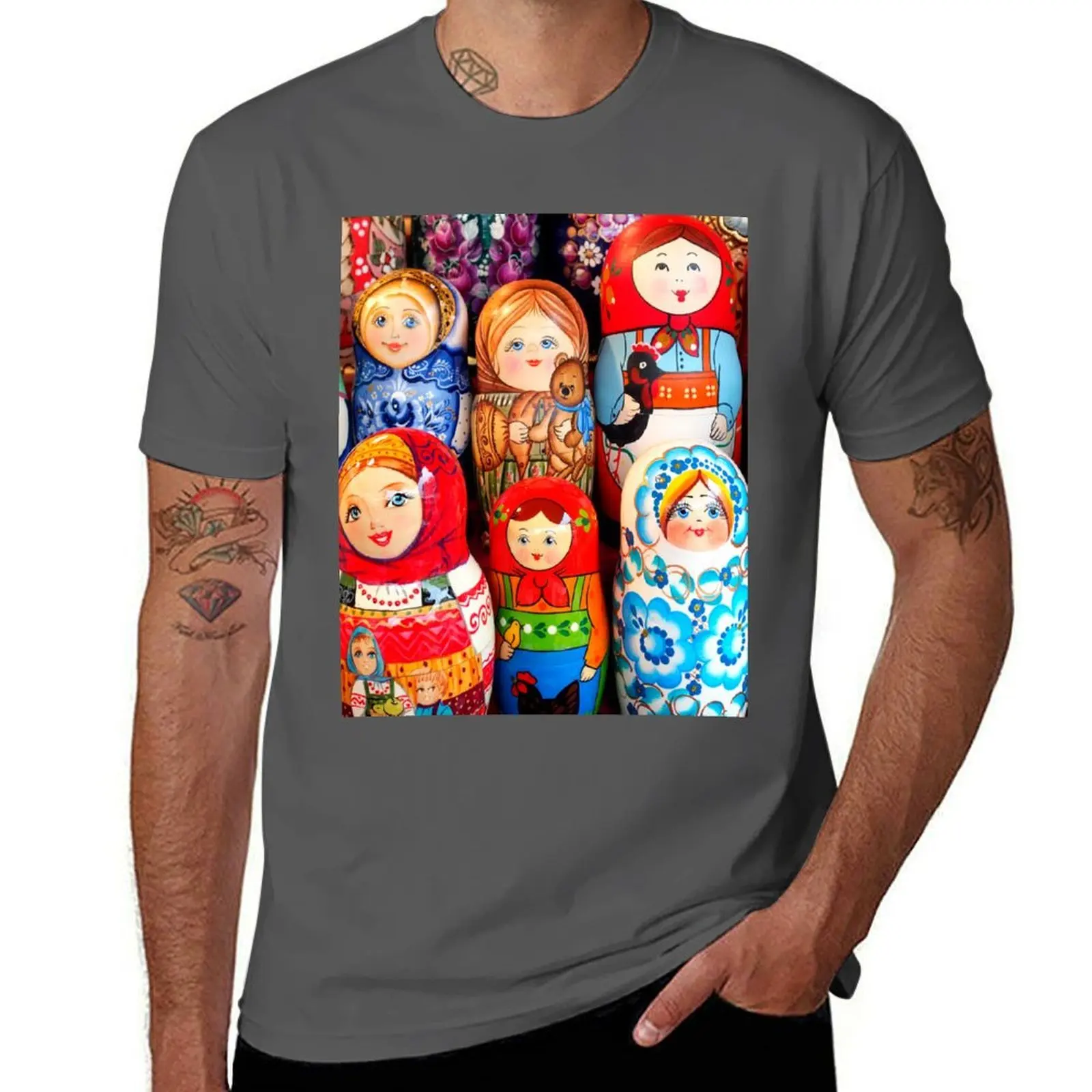 Camiseta Matrioska com estampa moderna e casual