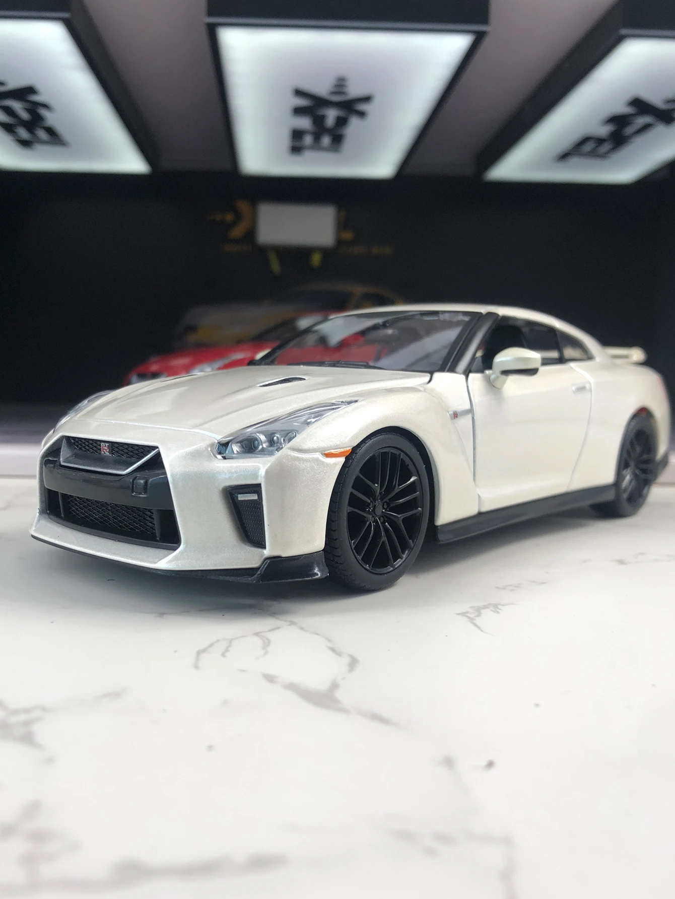 

Bburago 1:24 имитация цинкового сплава NISSAN GT-R35 2017, модель автомобиля, статическое украшение, металлический коллекционный подарочный автомобиль