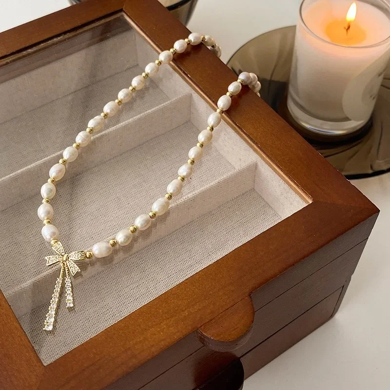 

Freshwater Pearl Necklace, Slightly Inlaid Zircon Bow, French Retro Collarbone Chain, Copper Bead Spacing Design, Sensory Neckla