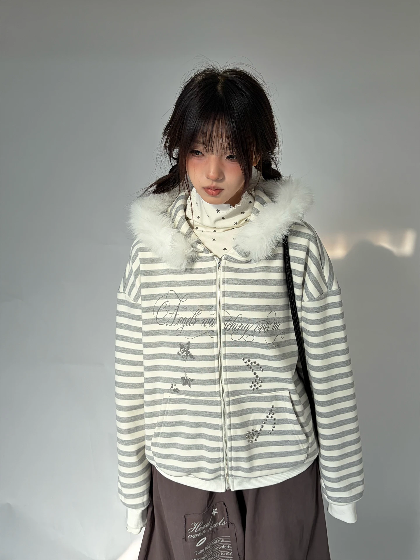 

Женское пальто Spring Field Too Twin Tower в полоску с отстегивающимся меховым воротником, на флисовой подкладке, с длинными рукавами, капюшоном и застежкой-молнией