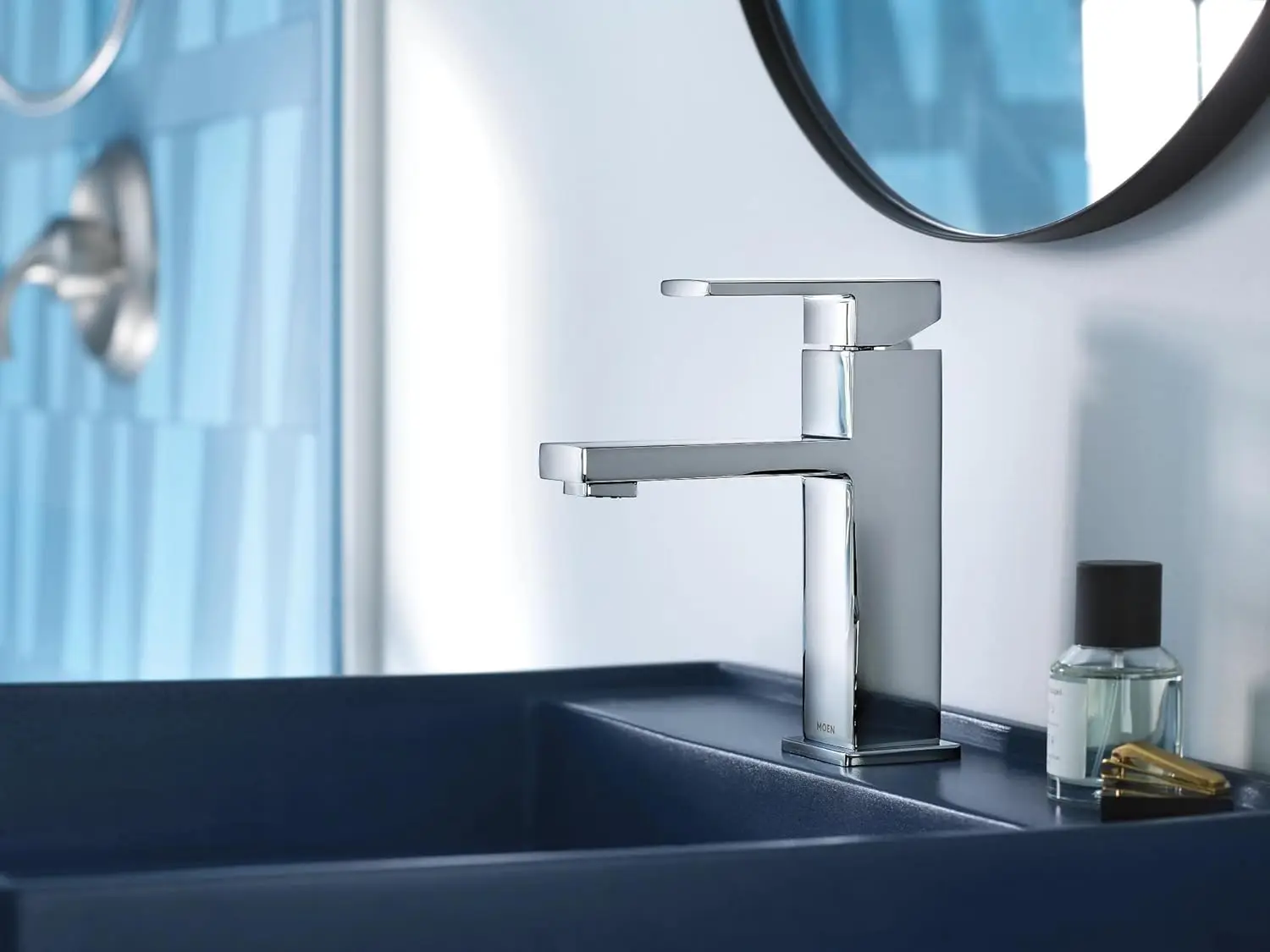 Einhand-Badezimmerarmatur Revyl aus Chrom mit Deckplatte und Abfluss, 84771