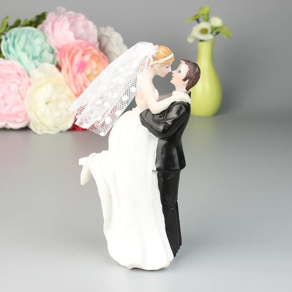 Wedding Bride and Groom Figurines Cake Toppers Resin Doll Ornaments Valentine's Day Engagement Anniversary Wedding Decoration