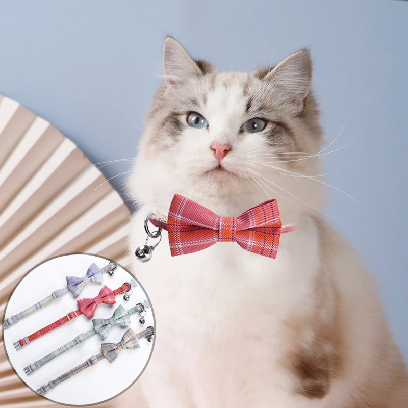 สัตว์เลี้ยง BREAKAWAY Cat COLLAR Bow Tie และ Bell น่ารักลายสก๊อตคริสต์มาสสีแดงยืดหยุ่นปรับปลอกคอสุนัข SASH กระดิ่งขนาดเล็กสําหรับแมว