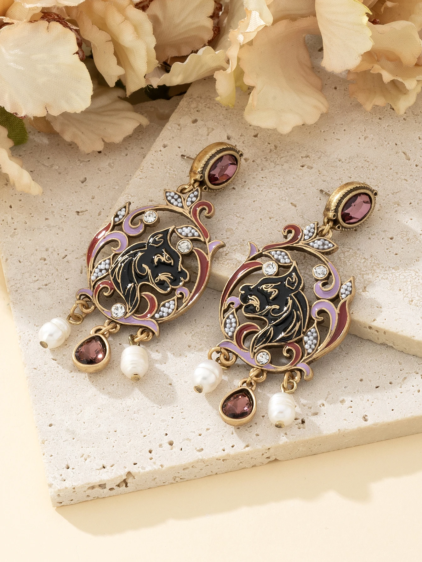 1 Pair of Personalized Design Earrings, Exaggerated Style, Medieval Earrings, Dripping Glaze, Lion Inlaid with Pearls, Water Drop Diamonds, Embellished Design, Retro Earrings, Elegant, Trendy Design, Women's Daily Wear, Heavy Industry Sweeping Shoulder Long Earrings, Accessible Luxury