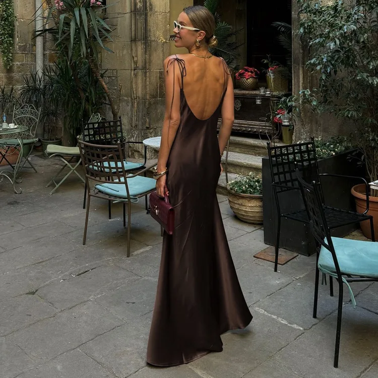 Mode losse bruine satijnen damesjurken 2025, zomerriem, mouwloze vloerlengte jurk, sexy rugloze vrouwelijke jurk