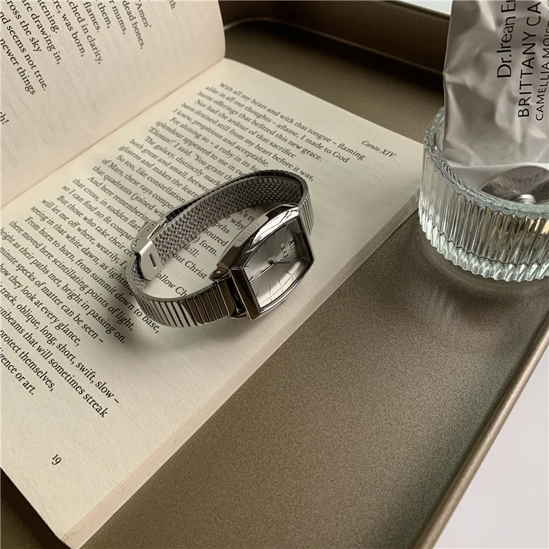 2026 تونيو للسيدات ساعة تونيو شكل الذهبي حزام من الخيزران ساعة كوارتز اليد ساعة معصم فستان ساعة اليد تصميم شعبي