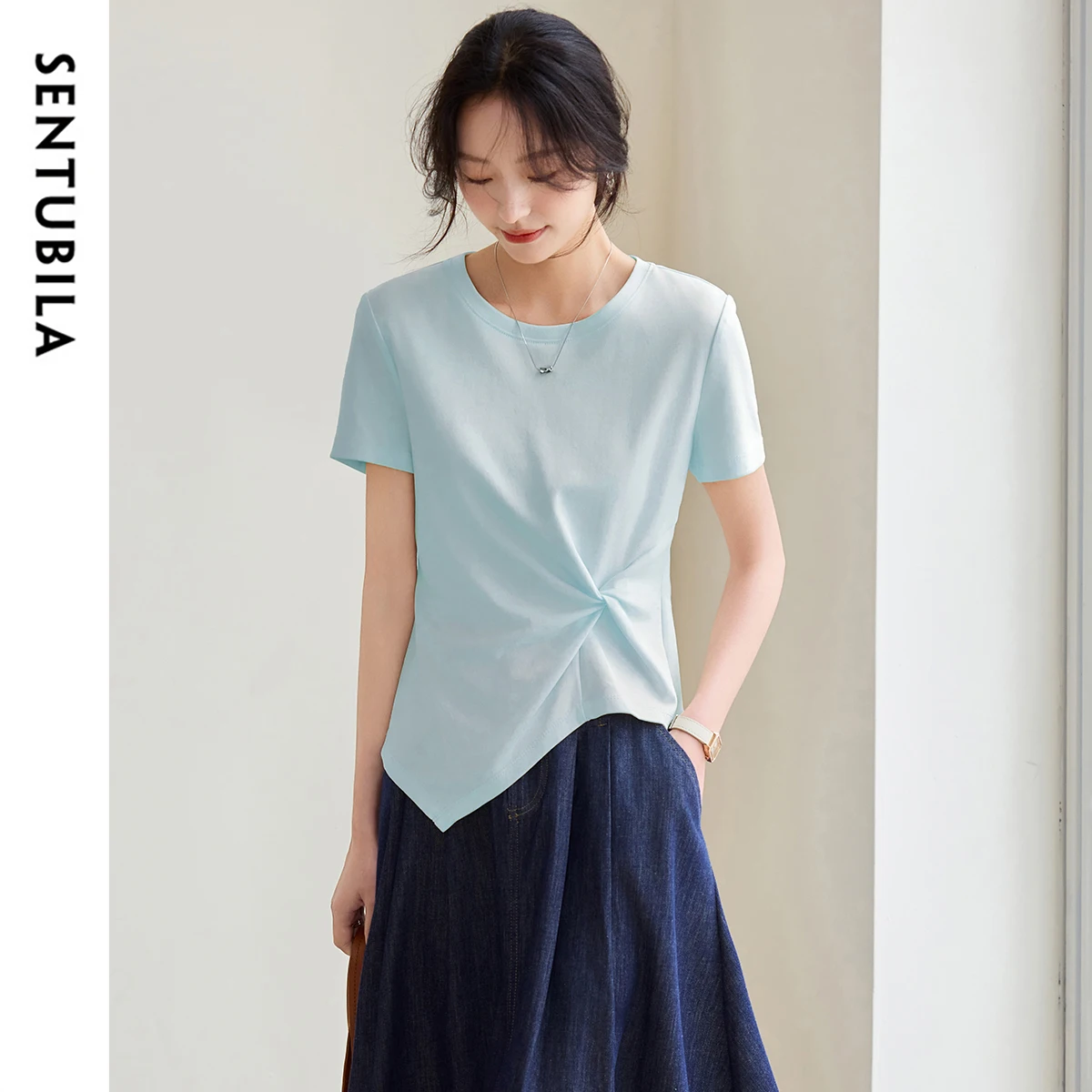 SENTUBILA ผู้หญิง 2025 ฤดูร้อนเสื้อยืด 100% Cotton Casual แขนสั้นอินเทรนด์ Kink Design TEE ไม่สม่ําเสมอ Hem เสื้อผ้า 152T80136