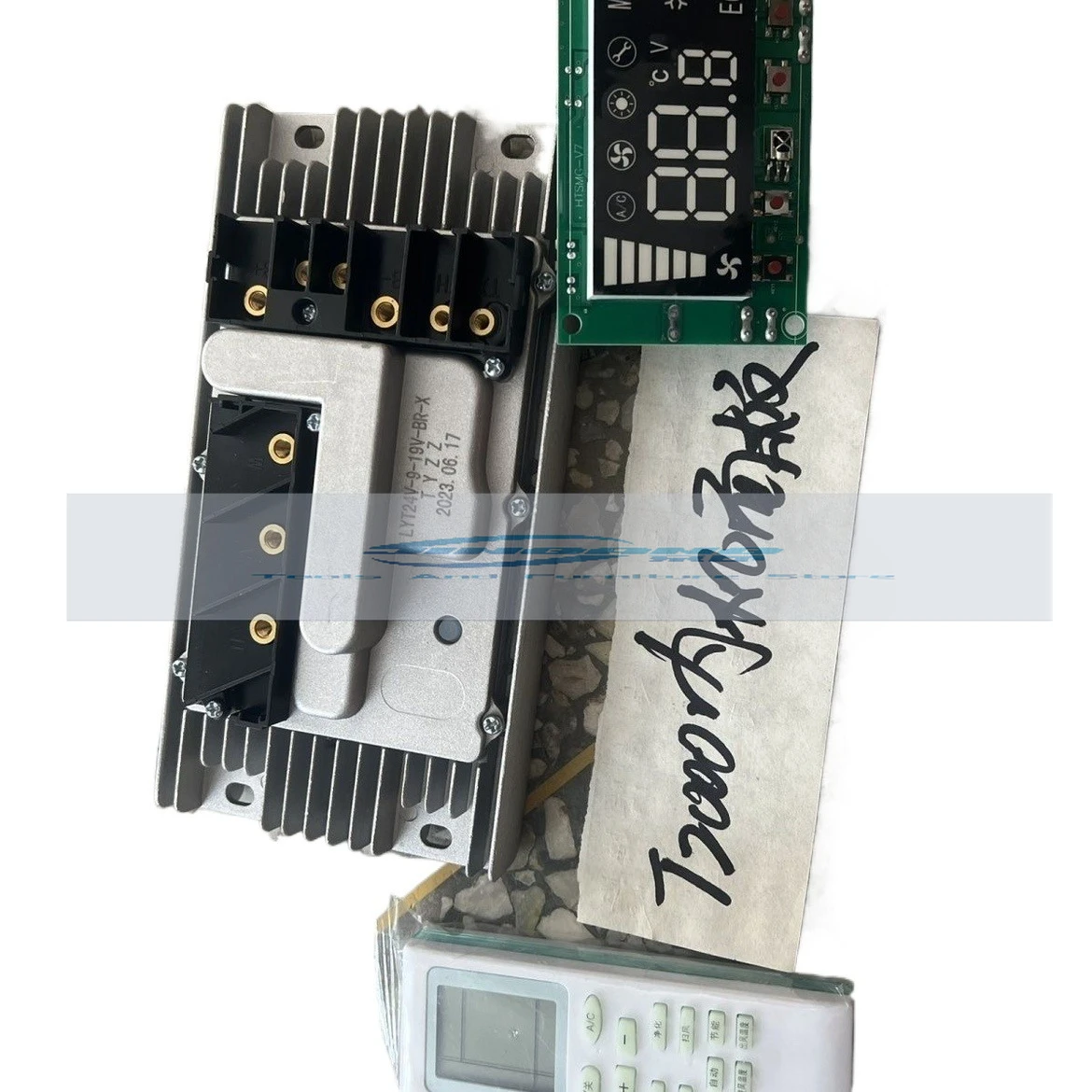 

T2000 Панель управления парковочным кондиционером Внутренняя машина Панель управления с четырьмя отверстиями 24 В