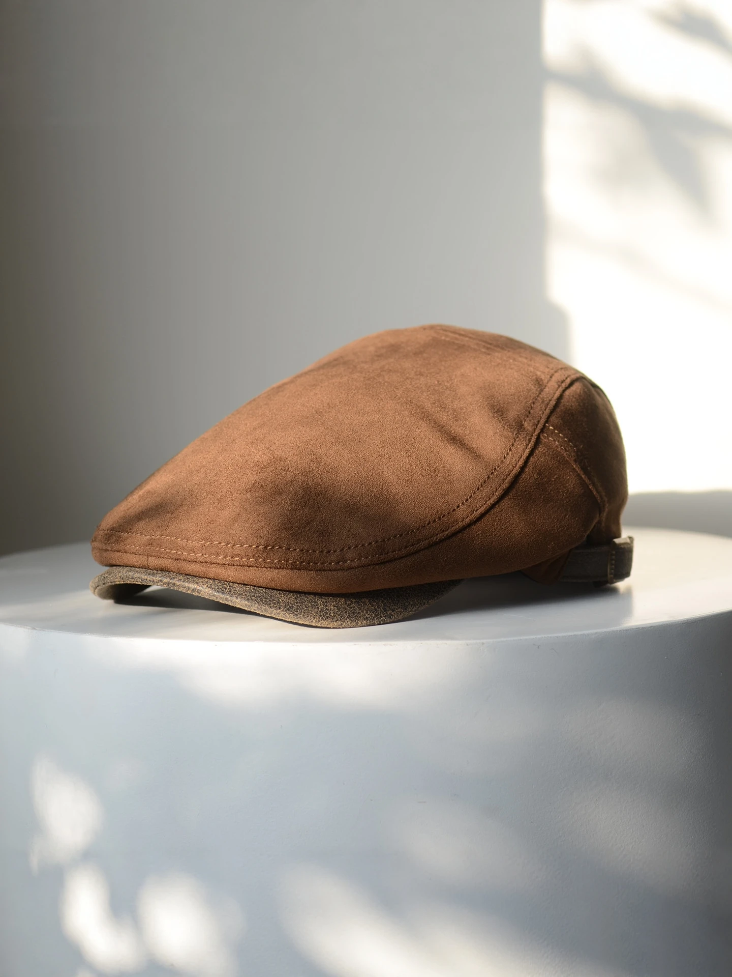 レトロスエードベレー帽カジュアルユニセックス秋冬ファッショナブルなダックビルキャップ折りたたみ式暖かい旅行に適したポリエステル繊維