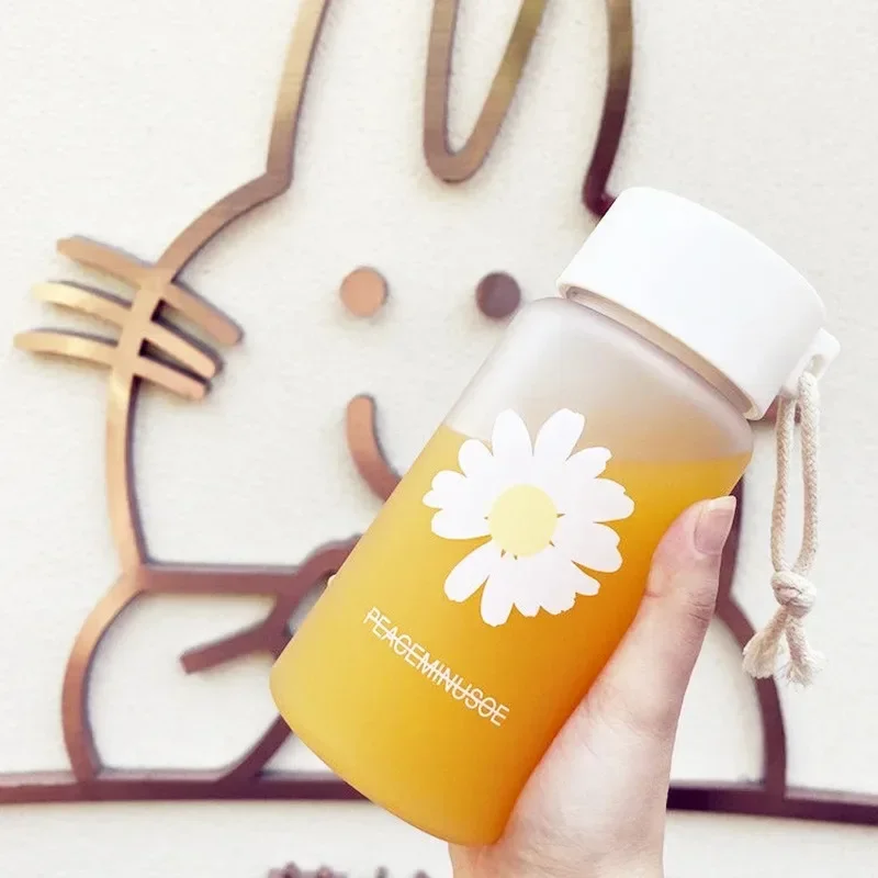 

Small Daisy Frosted Plastic Mug Portable Transparent Travel Tea Cup Cute BPA-Free Water Bottle for Outdoor Use Girl Water Cup