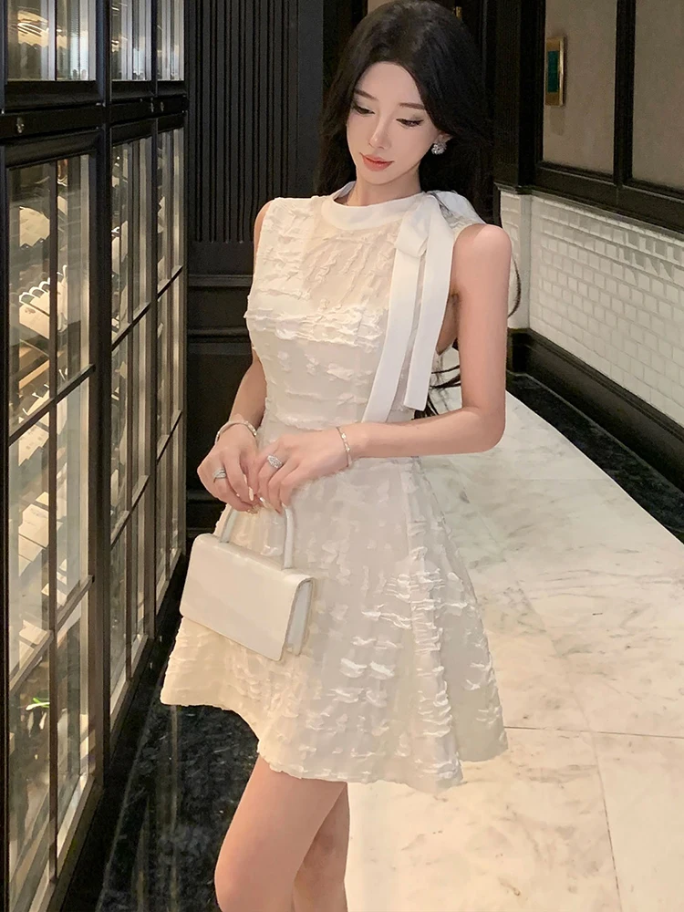 الصيف الأبيض الجاكار شيك القوس طوق فستان قصير المرأة أنيقة Bodycon فستان بلا أكمام 2025 الكورية موضة فستان مناسبات غير رسمية