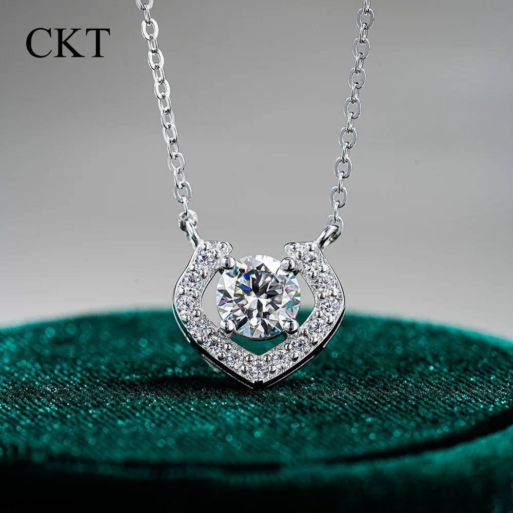 

CKT 18k White Gold 1ct Moissanite Diamond Necklace Pendant for Women Platinum Pt950 Classic Geometric Love Wedding Fine Jewelry