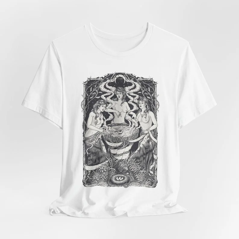 ساحرة الشجرة السحرية على الخشب - تي شيرت بأكمام قصيرة ورسومات كلاسيكية جميلة ومفصلة للجنسين
