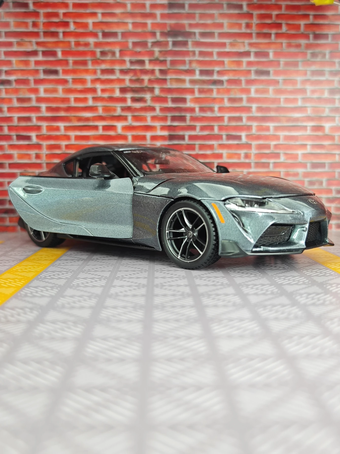 Maisto 1:24 simulation Toyota GR Supra coupe alloy car model rich details, fine workmanship, and good quality