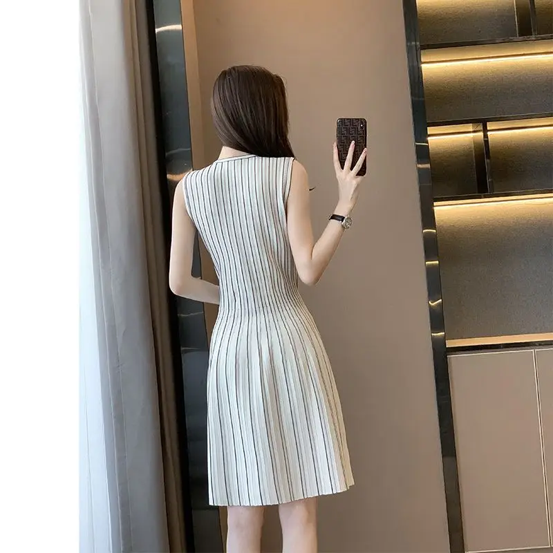 فستان صيفي محبوك عالي الجودة برقبة دائرية بدون أكمام مع خطوط عمودية تنورة على شكل حرف a وتنورة نسائية بخصر من الحرير الجليدي