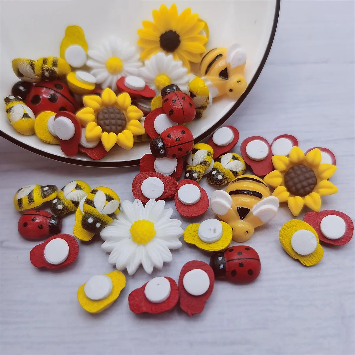 50pcs 13~22mm Self-Adhesive Resin Wood Mixed Bees Ladybugs Daisy Sunflower Flatback Stickers Embellishments For DIY Scrapbooking