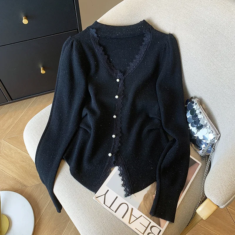 2025 Abbigliamento primaverile Hallow Out Design con scollo a V lavorato a maglia in stile occidentale Nuovo pizzo con giunture Fondo Camicia Top maglione per le donne