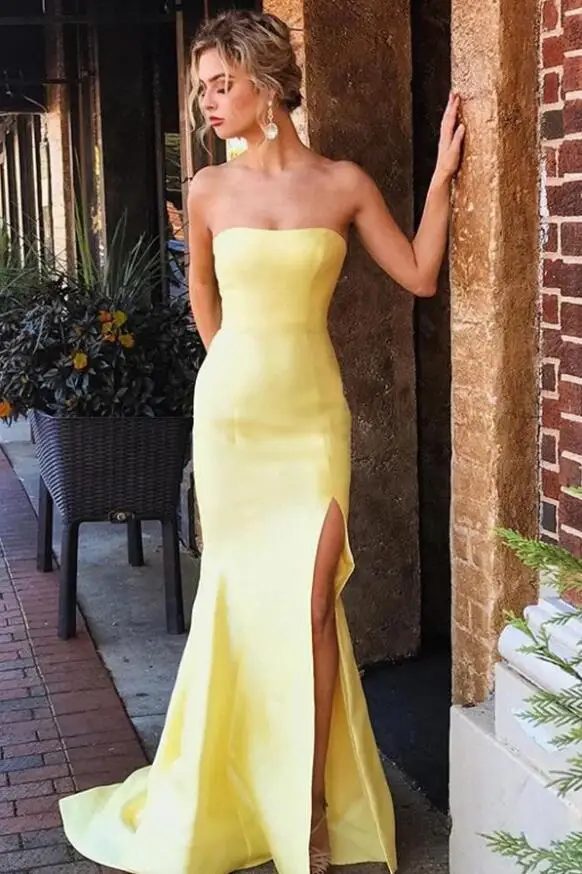 Vestido de fiesta amarillo claro sin tirantes con abertura lateral