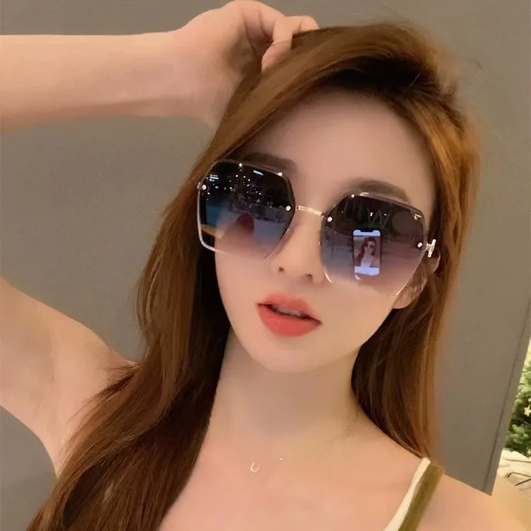 2026 Fashion Frameless Cut Edge Anti-UV Cyber Celebrated Sunglasses Women's Large Frame Retro Gradient Sunglasses