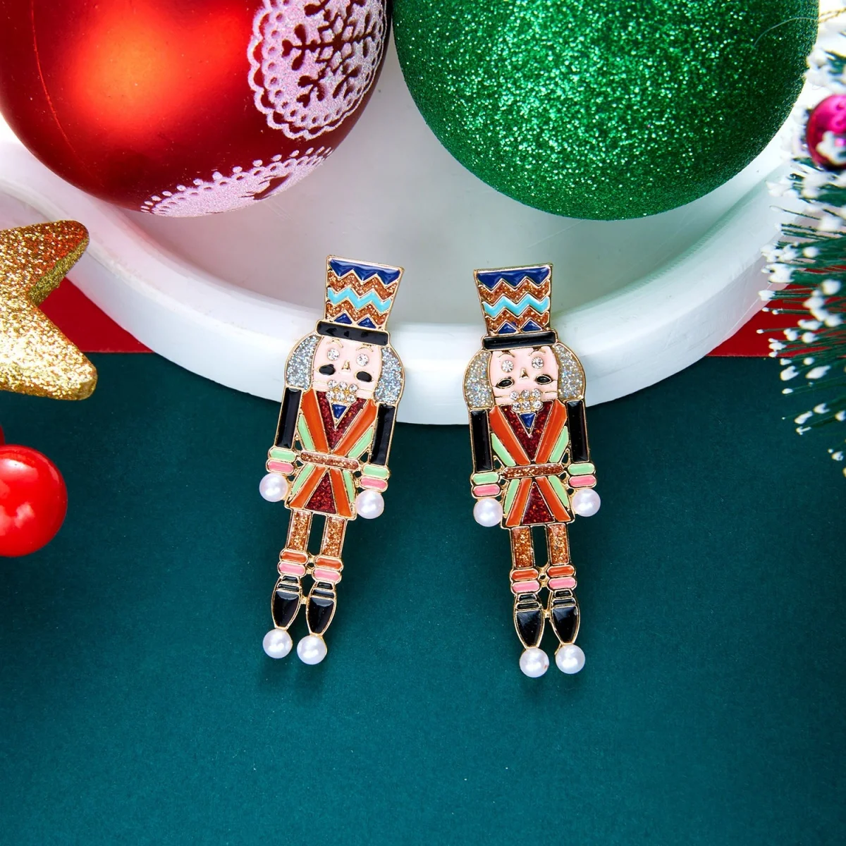 Weihnachtliche Strass-Ohrringe mit rotem und blauem Emaille-Nussknacker für Damen, niedliche, bunte, gestreifte, soldatenförmige Ohrringe, Schmuck. – Detail 28