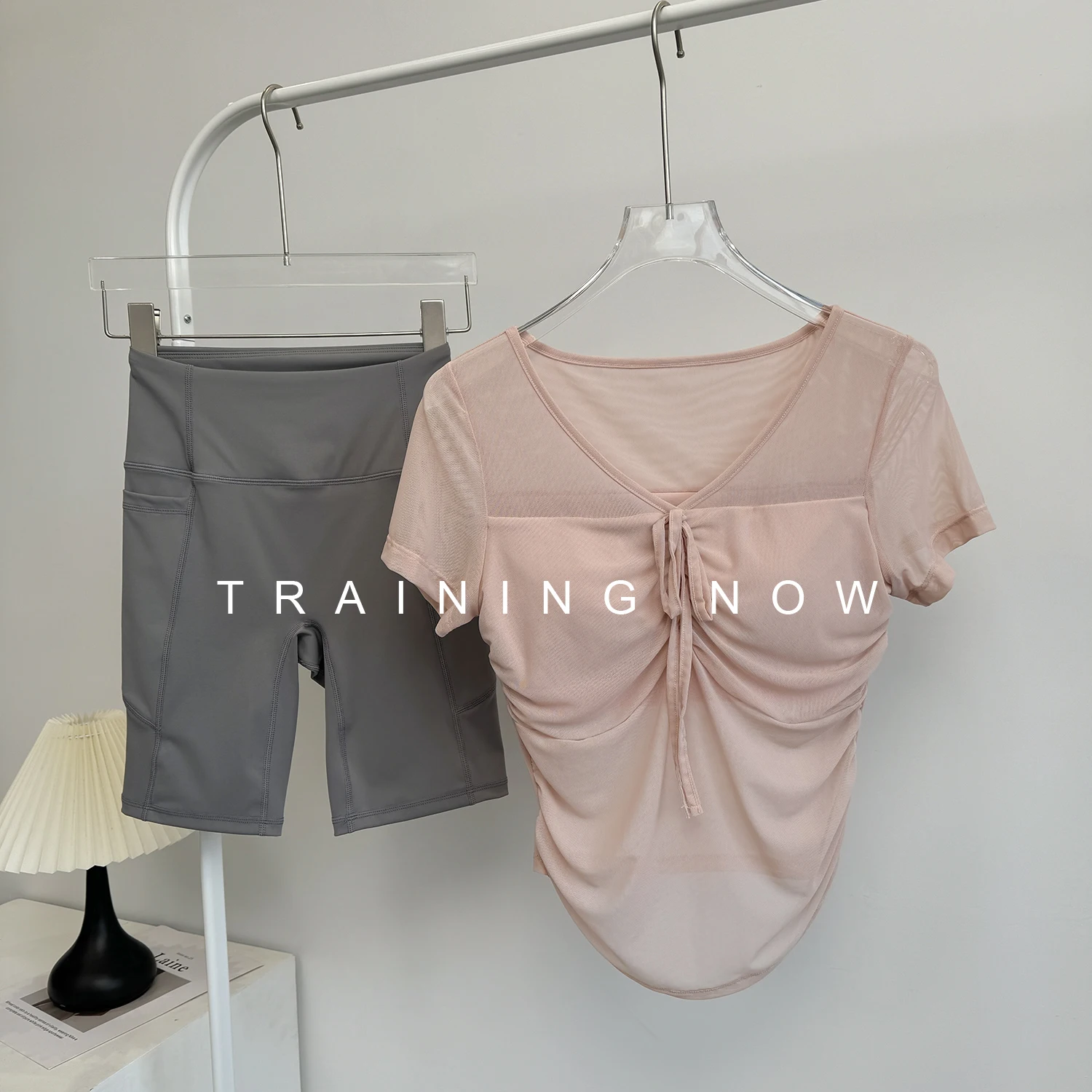 Setelan olahraga wanita berkualitas tinggi untuk musim panas, berbahan mesh bernapas, cocok untuk lari dan latihan, dengan bantalan dada, lengan pendek, profesional untuk yoga