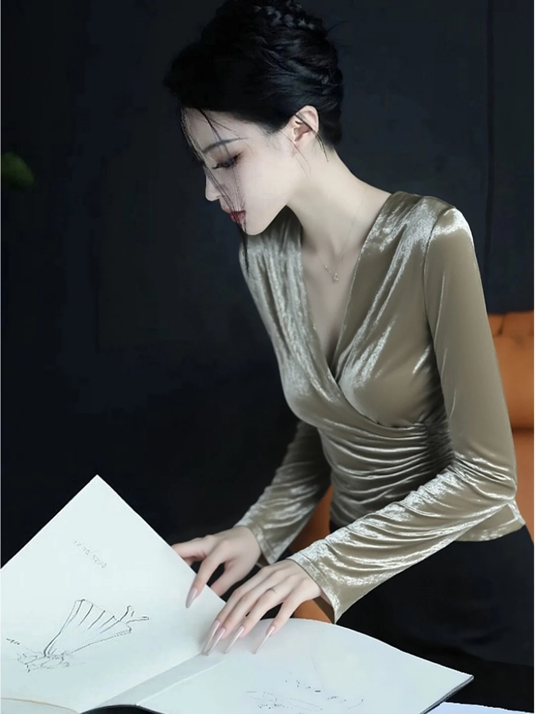 

Элегантная бархатная рубашка для женщин: уникальная, омолаживающая, с приталенным силуэтом, цвета хаки, из шелка, для ранней осени, в повседневном стиле