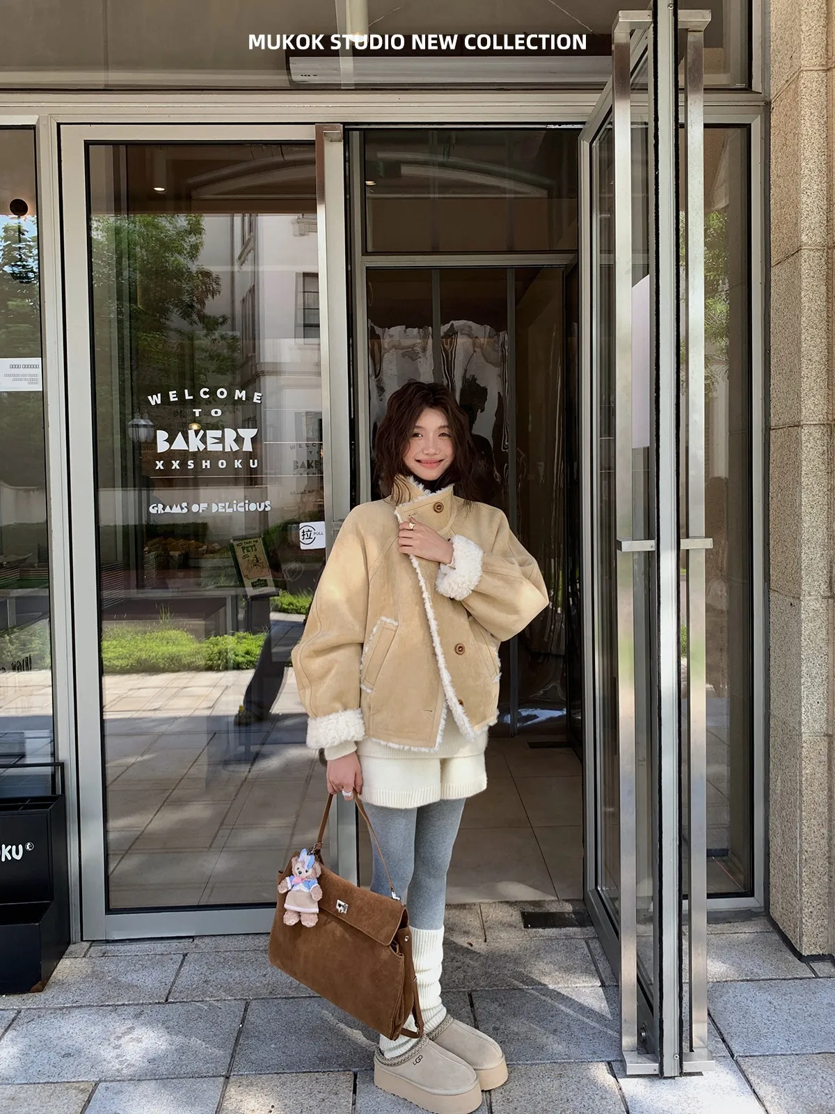 MUKOK Cappotto Corto in Pelliccia di Agnello Ecologica, Colore a Contrasto, in Pelle e Pelliccia Integrate, Moda Donna