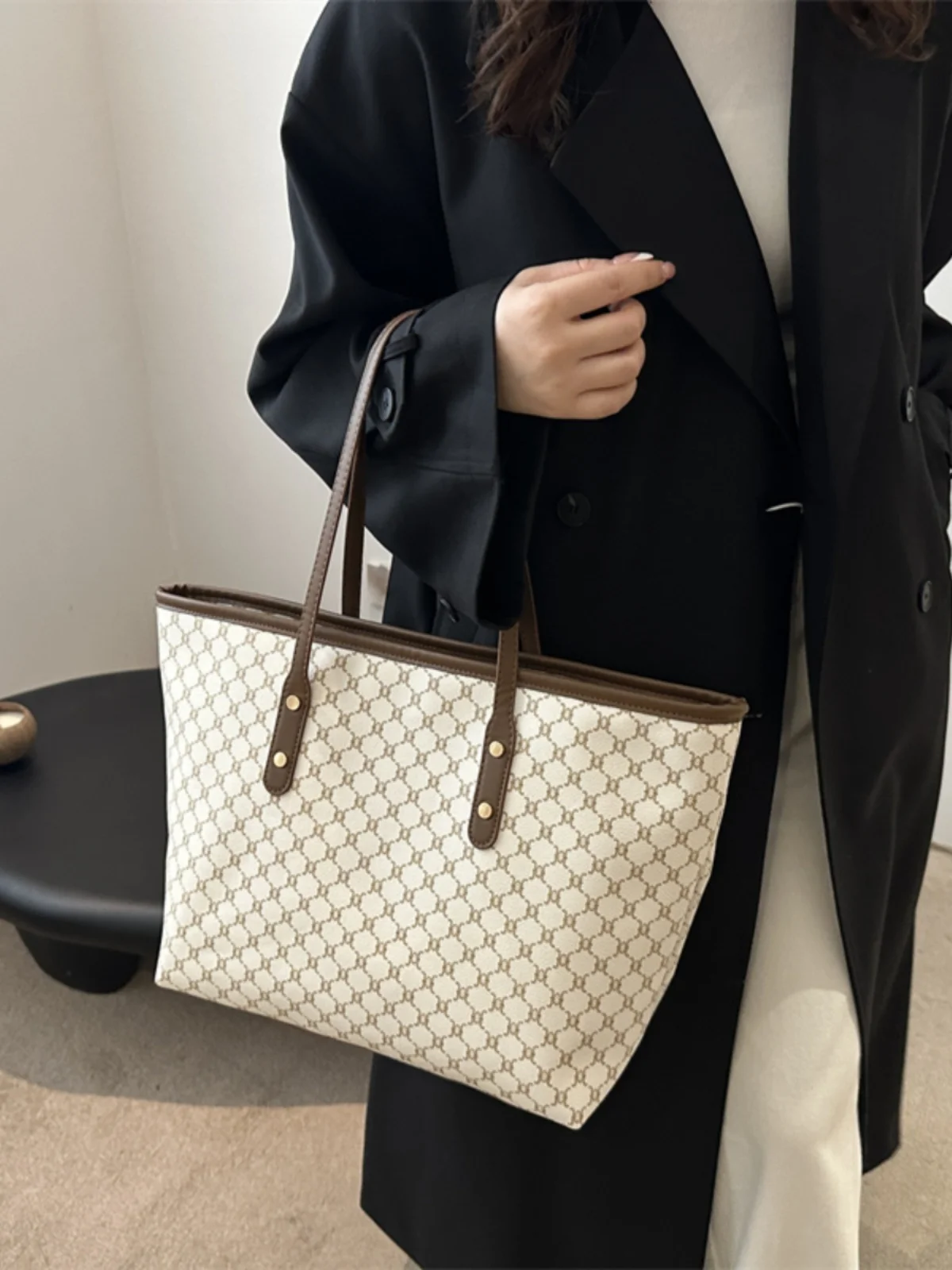 Trendy Commuter Women's Large Capacity Tote Bag Individual Style Single Shoulder Bag Quality Feel Shopping Bag Shape