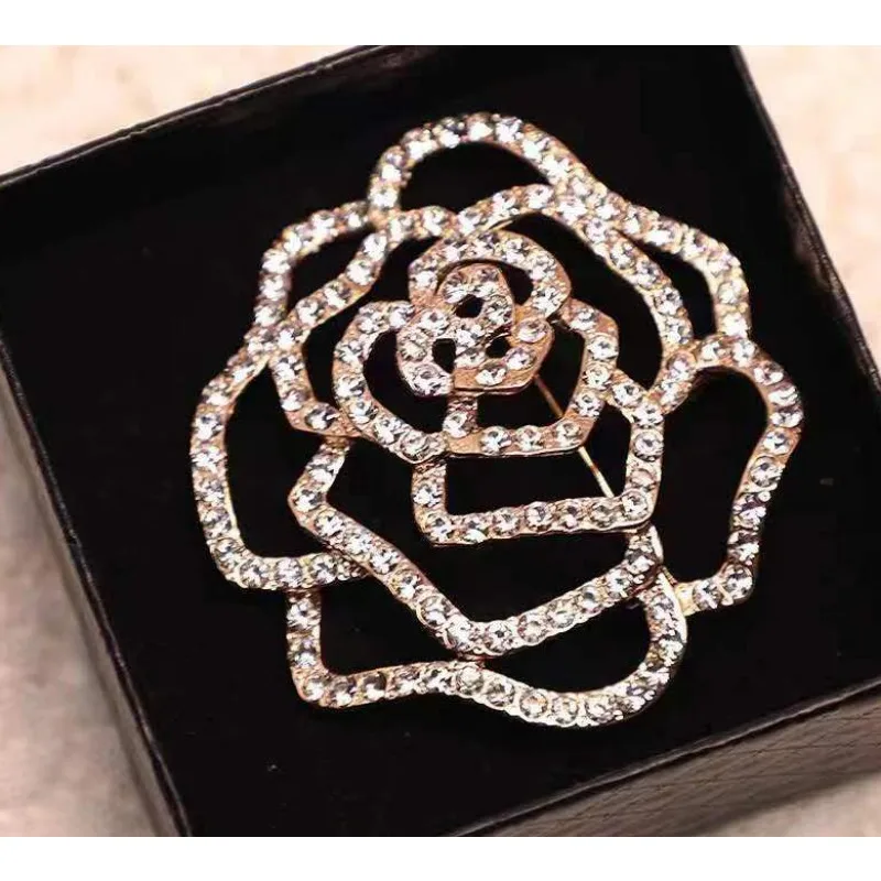 Broche elegante con logotipo de la Federación para mujer