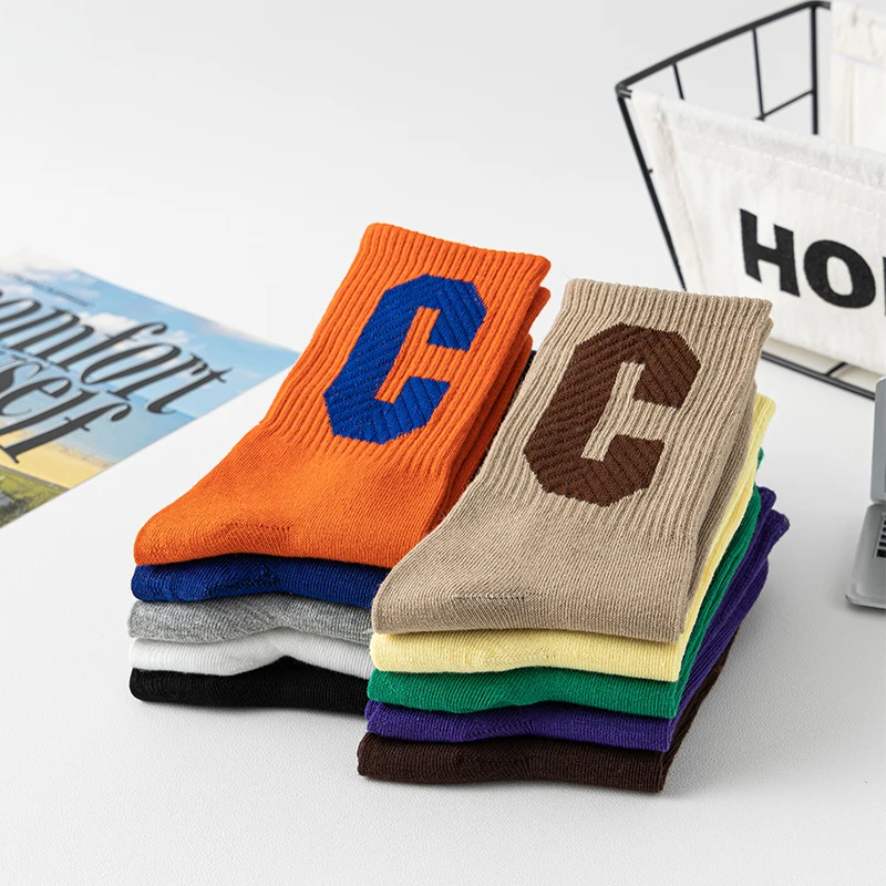 5 Pairs of WOMEN\'S High Socks Made of Cotton with Medium to Long Sleeves, Soft and Breathable. Autumn and Winter Colored Letters