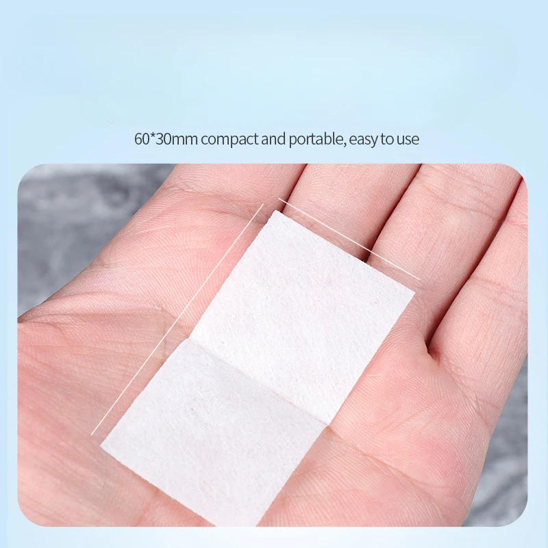 مناديل تنظيف كحولية محمولة معبأة بشكل فردي بنسبة 75%، مناسبة للهواتف المحمولة وأدوات المائدة والدرابزين العامة والأظافر والمراحيض