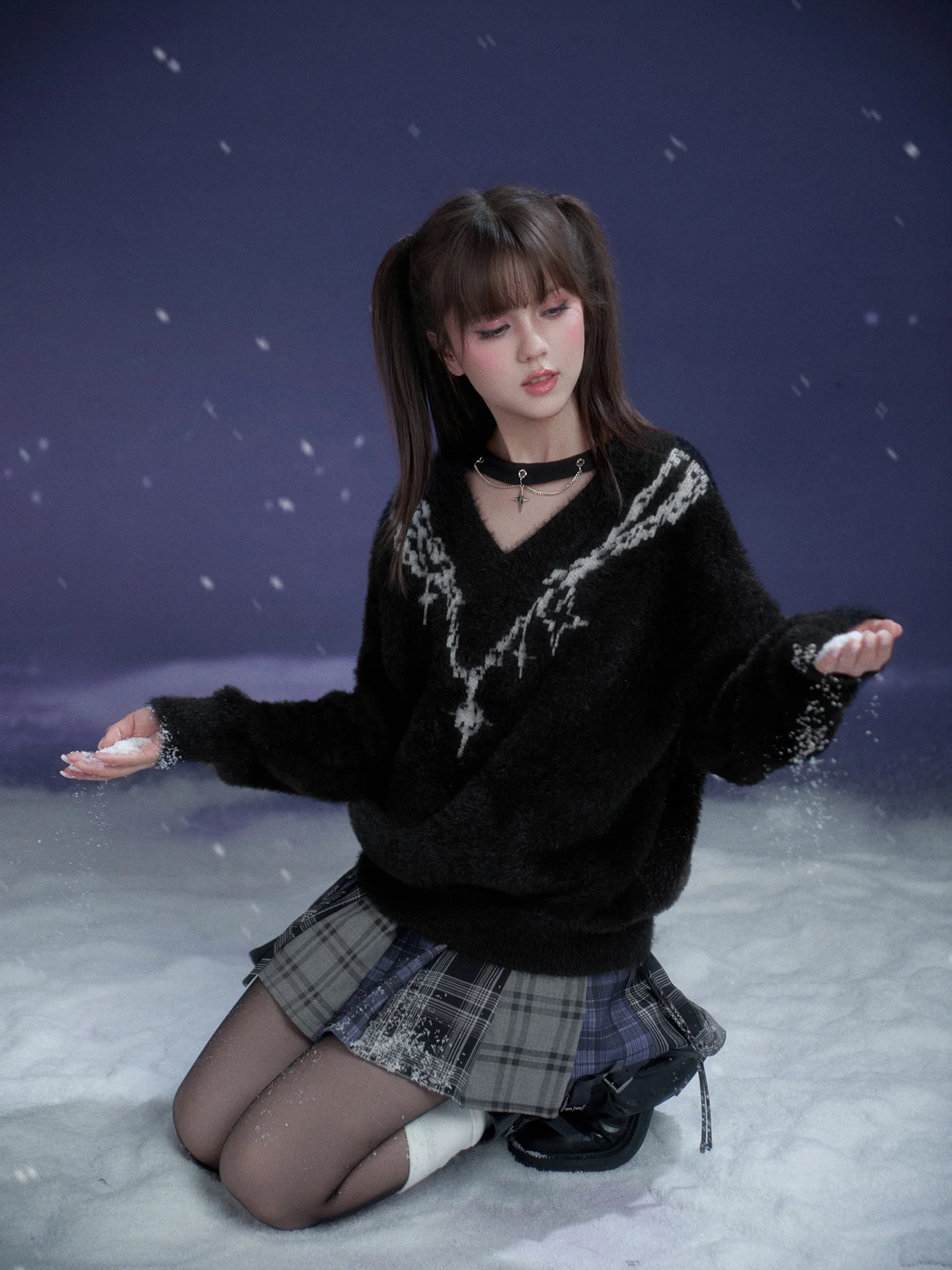 

SagiDolls: Стильный теплый свитер из искусственного меха для девочек, свободного кроя, с V-образным вырезом, вышивкой и чокером, универсальный, для уличного стиля, зимний, теплый