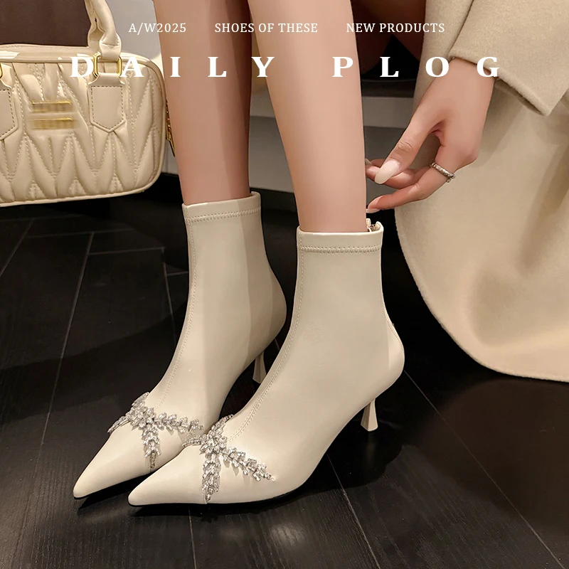 

2026, осенне-зимние женские ботильоны высотой 22-24,5 см, эластичные узкие ботинки из микрофибры на тонком высоком каблуке с бриллиантовым бантом и молнией сзади