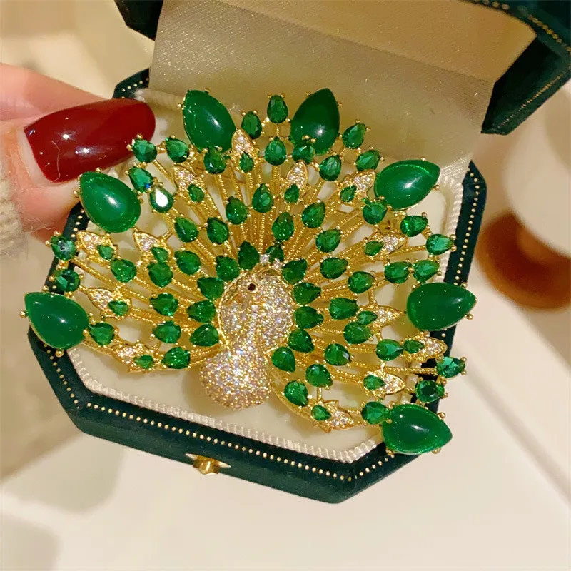 CC Retro Brooch for Women 100% Handmade Imitation Emerald Zirconia Suit Pins Luxury Cardigan Shawl Buckle French Style Gift B99