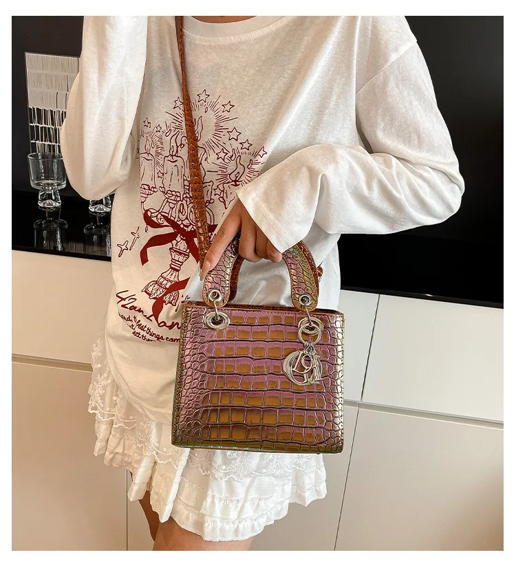 

2025 New Trend Women's Crocodile Pattern Handbag - Glossy Messenger Bag Princess Diana Style​​
