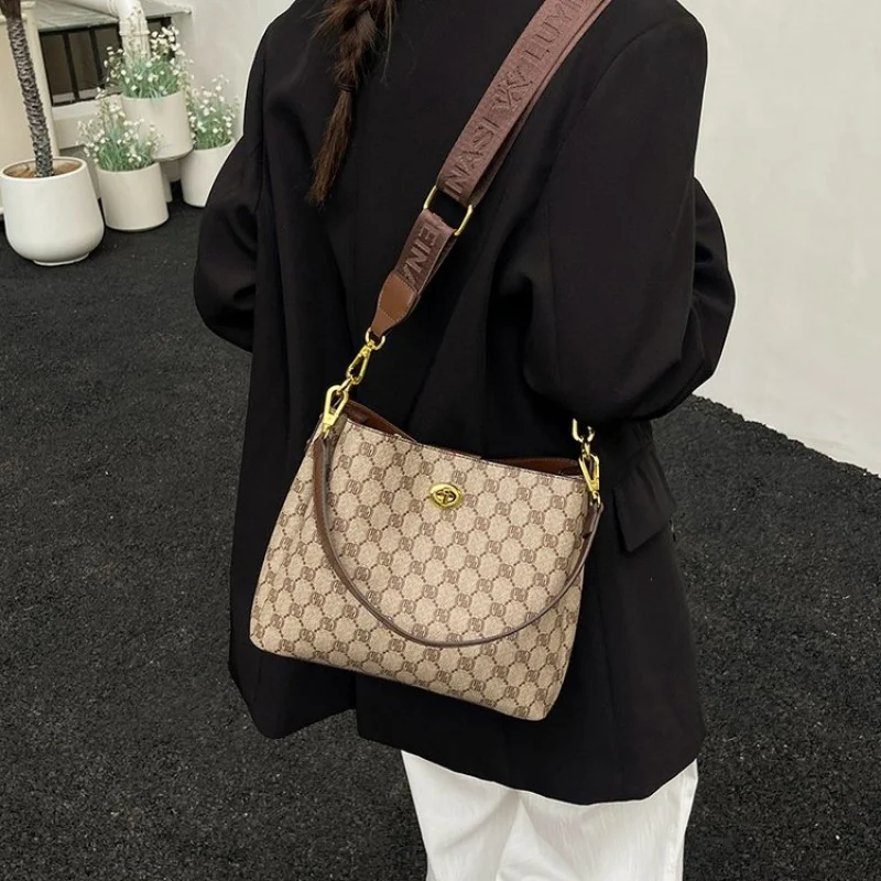 

High-End Women's Casual Leather Crossbody Bag Paris Fashionable Elegant Ladies Simple Vintage Messenger Handbag