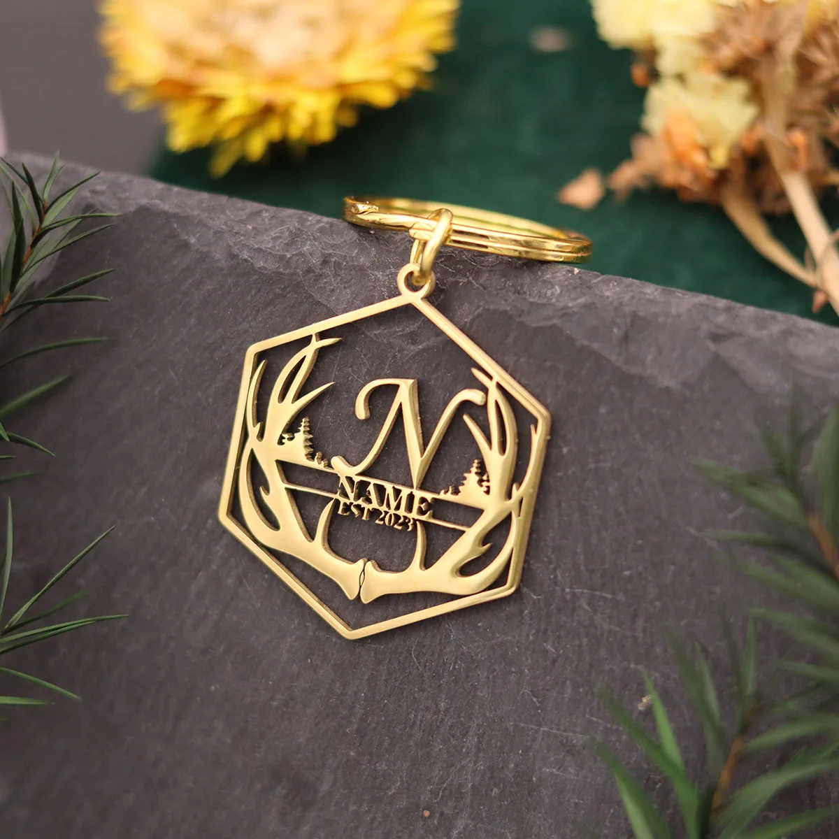 QIAMNI 鹿の角キーリングカスタマイズされた彫刻名日付キーホルダーパーソナライズされたステンレス鋼銘板キーチェーンお土産ギフト