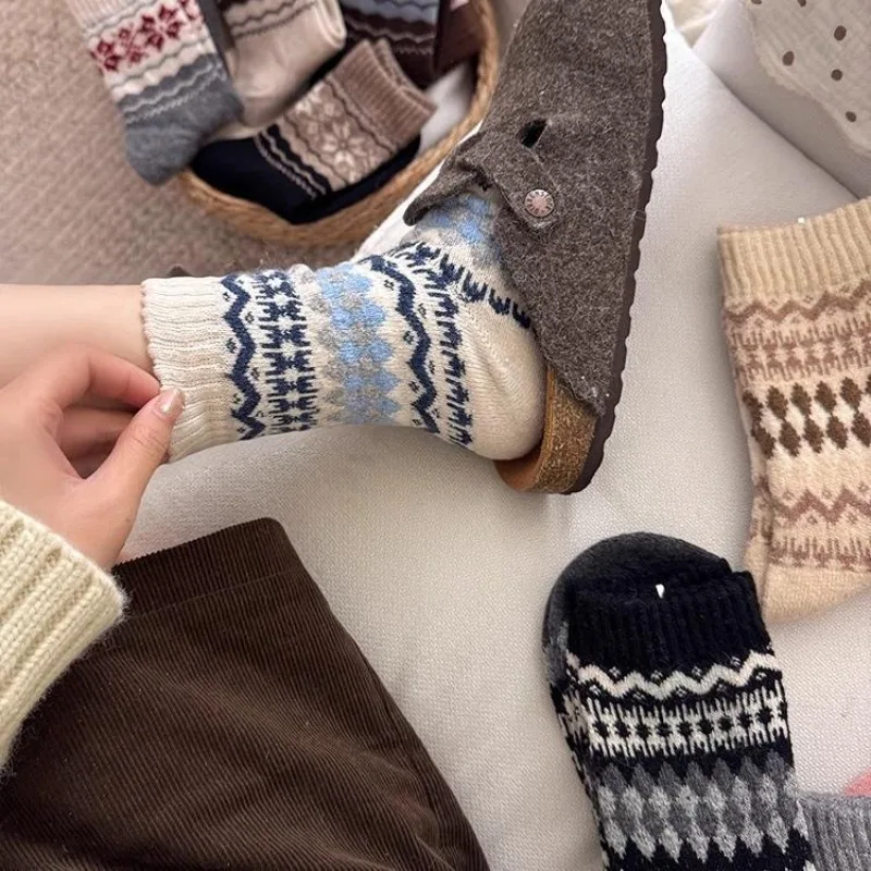 5 pares de calcetines Vintage de lana a media pantorrilla para mujer Otoño Invierno estilo étnico calcetines escolares largos y gruesos cálidos con estampado calcetines calientes acogedores 2025