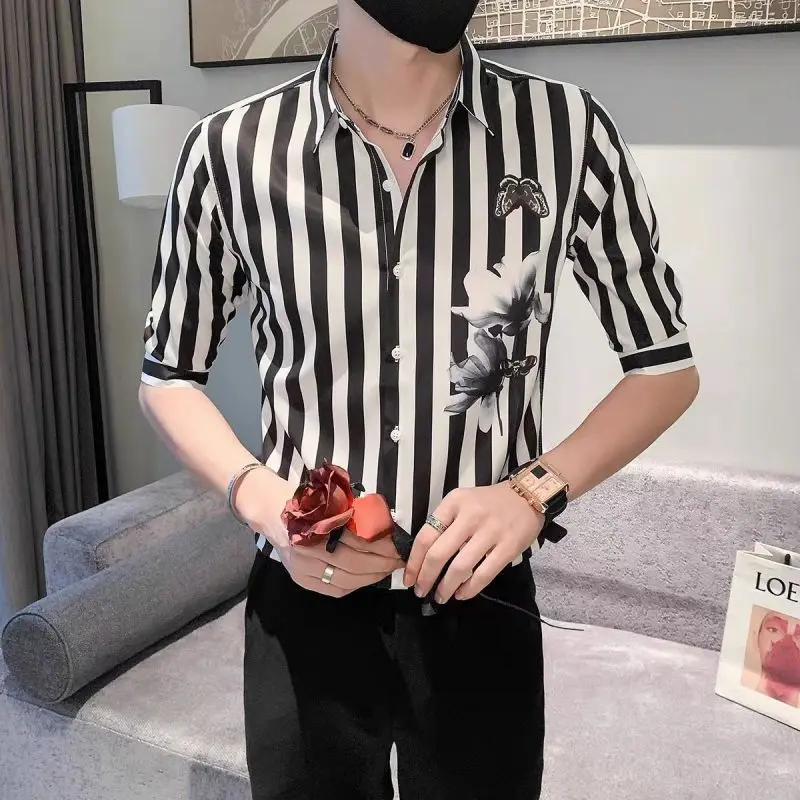 2023 neuer Sommer trend kein Eisen Anti-Falten schmal geschnittene koreanische Version Revers streifen druck Mittel arm hübsches Herren hemd