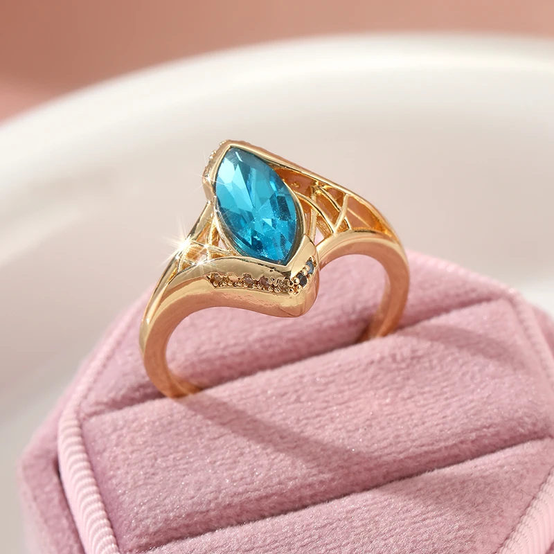 Schillernder Goldfarbener Ring mit Eingelegtem Blauen CZ für Damen Hohler Alltags- und Partyschmuck – Detail 4