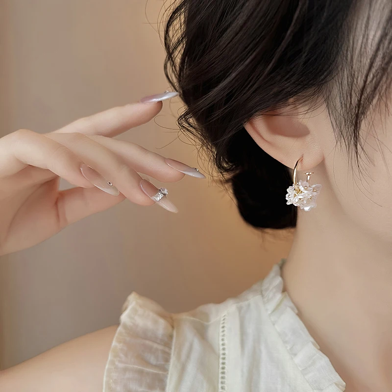 Weiße Blumen-C-förmige Creolen, elegante, vergoldete florale Ohrringe für romantische Frauen, Schmuck für Hochzeit, Alltag und Partys. – Detail 9