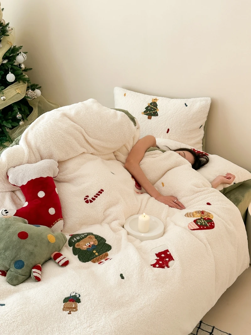 

Настраиваемое зимнее утолщенное постельное белье из четырех частей из молочного флиса.