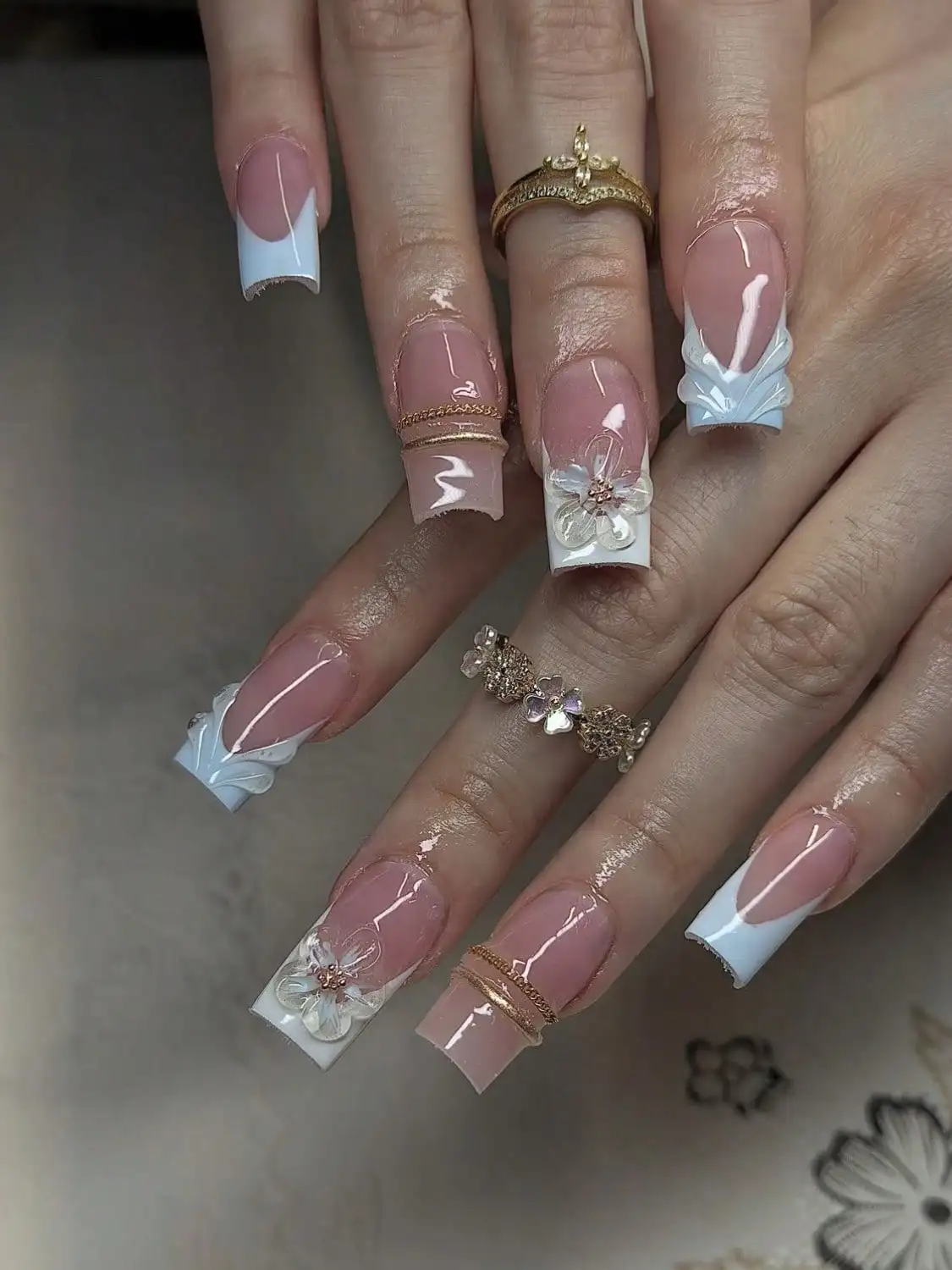 10 Medium-Sized Square Handmade Press-On Nails, Gentle Fairy-Style Pink and Blue French False Nails, Nude Pink Base Color with Three-Dimensional Small White Flowers and Fine Gold and Silver Metallic Lines, Transparent and Shiny Texture, Durable and Can Be Removed and Re-Worn Repeatedly, Suitable for Girls' Daily Commuting, Dating, and Afternoon Tea Parties