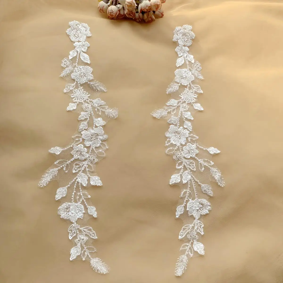 Perlenstickerei-Applikation. Hochzeitskleid. Weiße Spiegelblume. DIY-Nähzubehör. Brautdekoration. – Detail 3