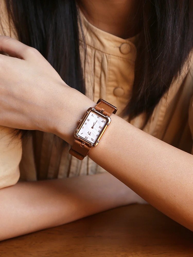 ساعة يد نسائية أنيقة، تصميم مربع، طراز جديد 2026، طراز قديم فاخر، حزام جلدي، ساعة كوارتز للنساء.