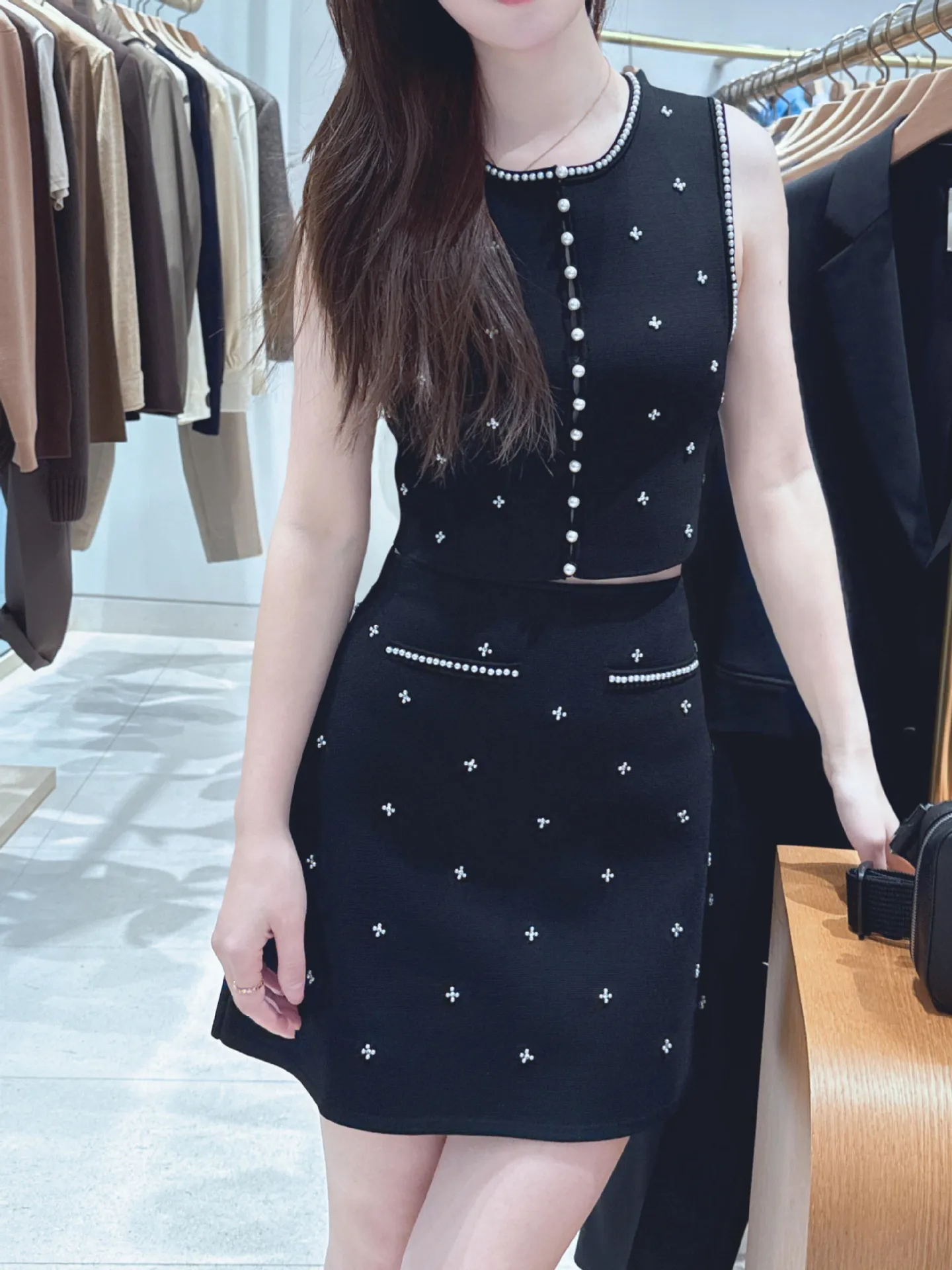 

Весенне-летний женский комплект: вязаный топ без рукавов с жемчужными бусинами и имитацией бриллиантов + модная элегантная мини-юбка А-силуэта с высокой талией