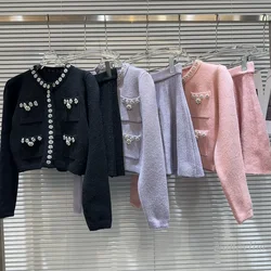 2023 Winter Strickwaren Sets Damen zweiteiligen Rock passt zu neuen klassischen Stil Perle Blume Perlen Strick pullover Rock Dame