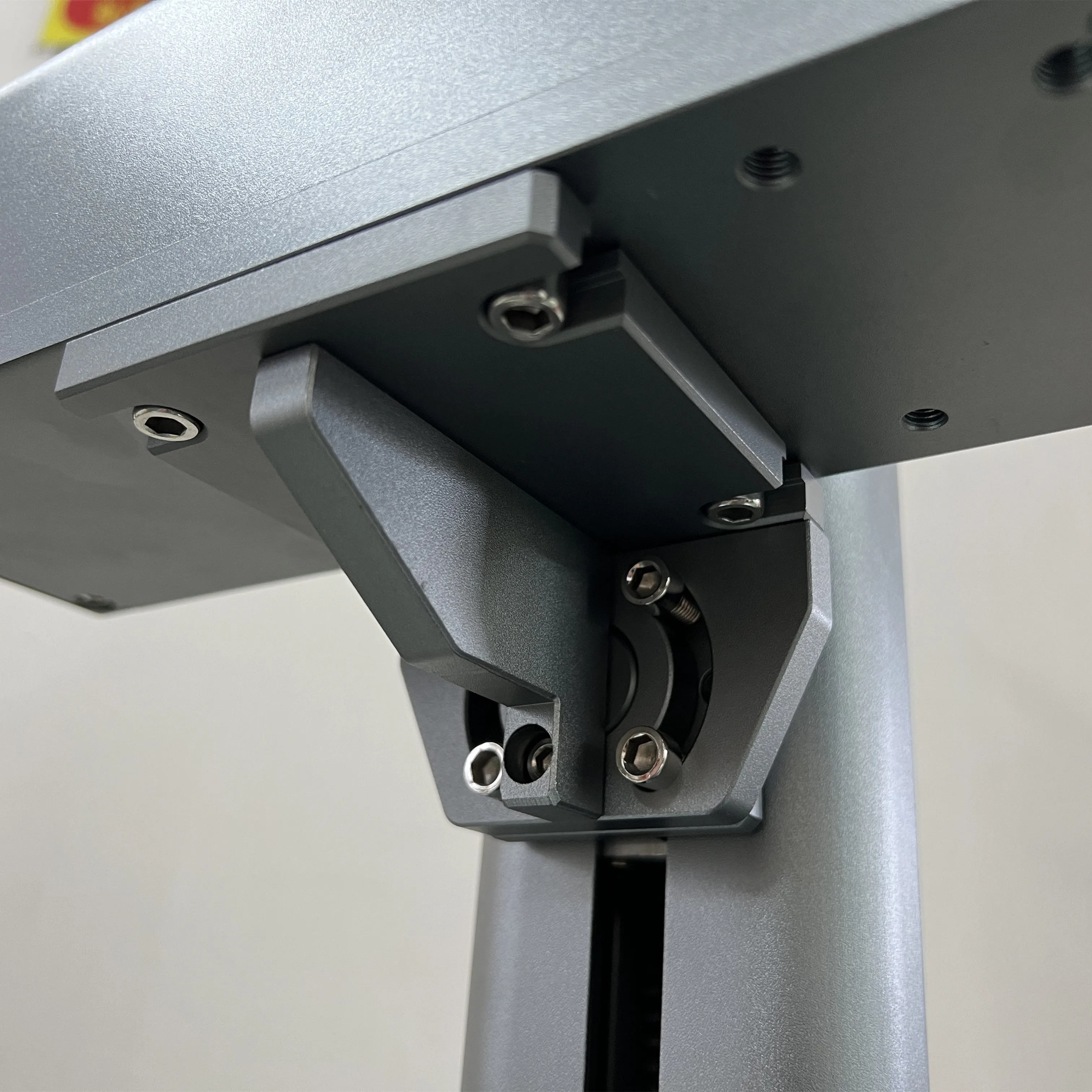 آلة الحفر بالليزر لسطح المكتب الصغيرة المحمولة 20 واط/30 واط/50 واط وسم ألياف الليزر للمعادن JPT Mopa 60 واط مصدر الليزر