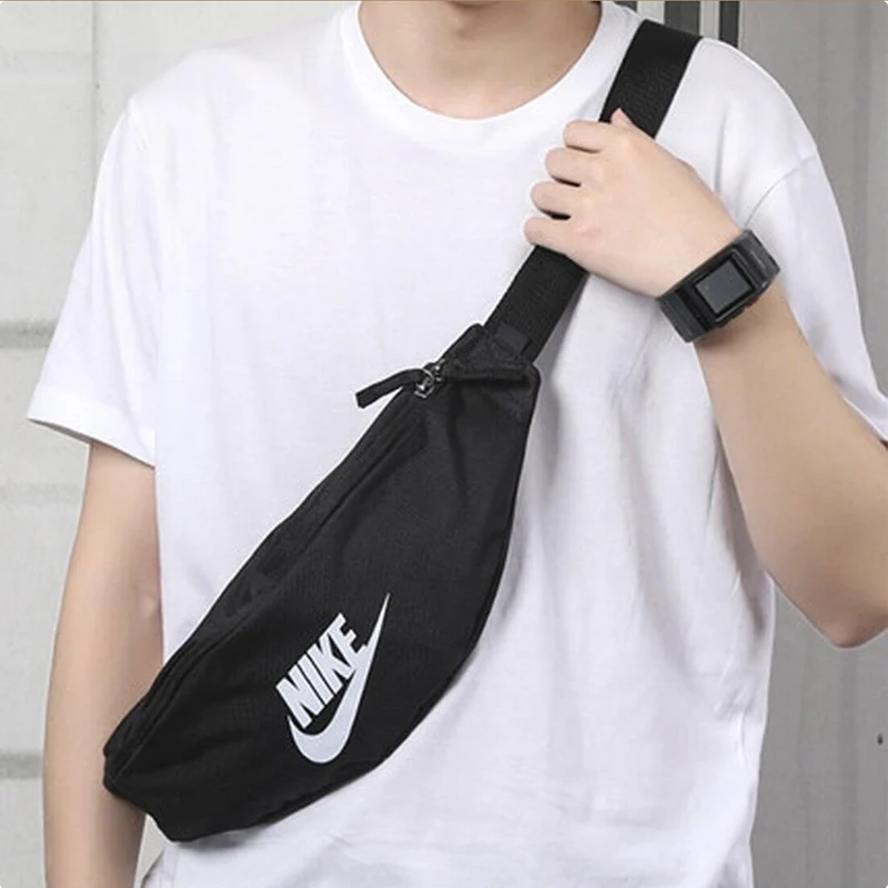 Nike Basic Big Logo Sports Fashion Leisure Fitness Training Portable Polyester Fanny Pack Men and Women the Same Pure Black